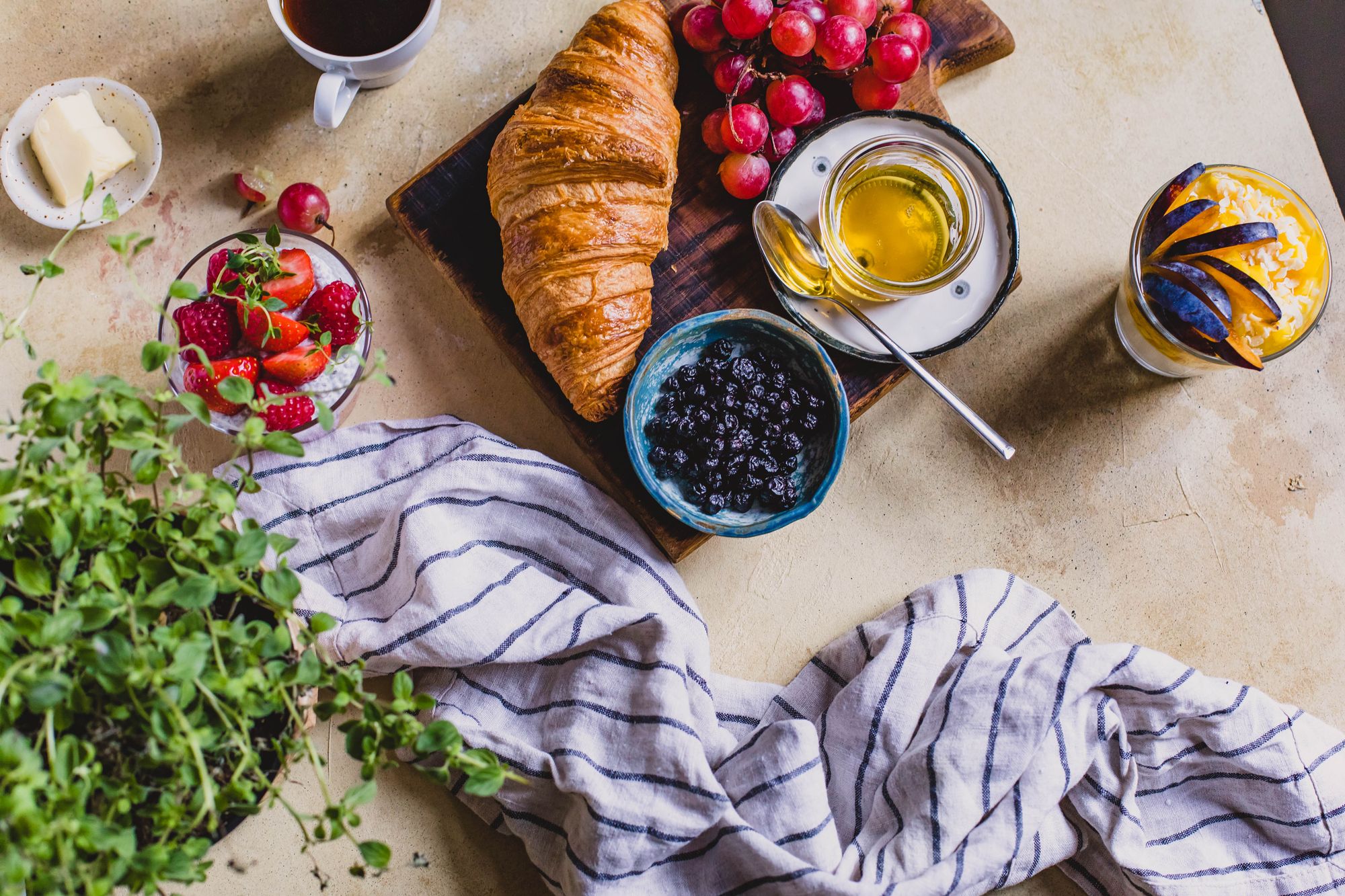 Frühstücksbrett mit Croissant und Beeren