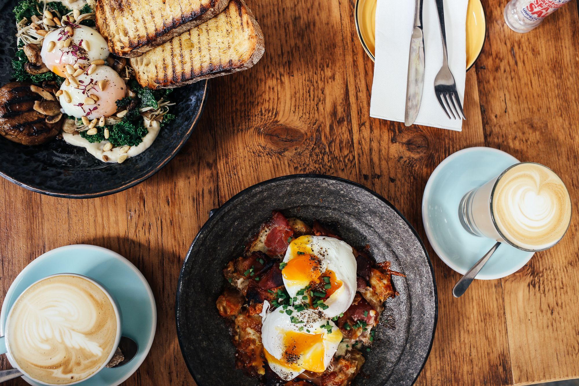 Frühstückstisch mit Kaffee und Eiern