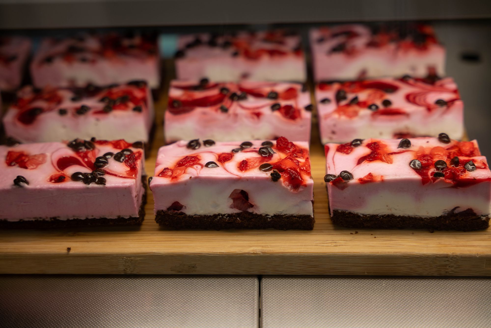 Verschiedene Kuchen auf Holztheke